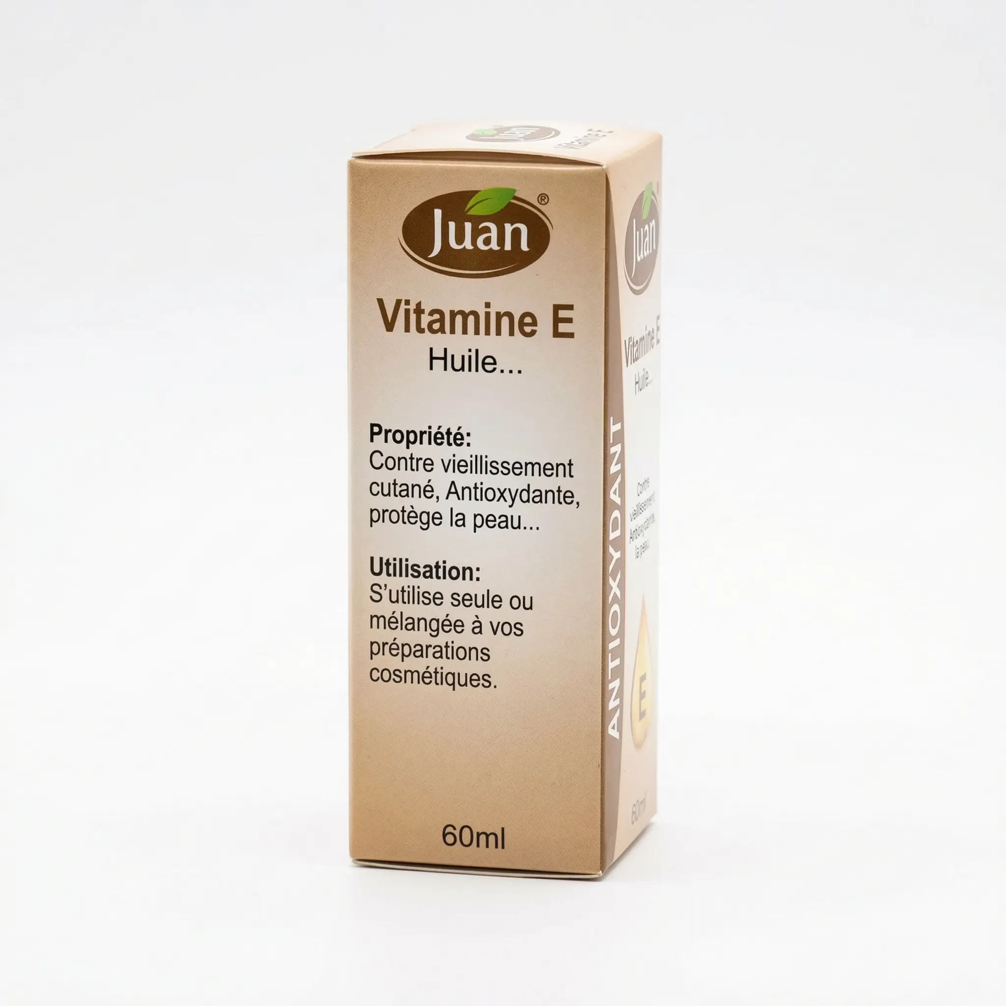 Vue latérale étroite du flacon Juan vitamine E posé droit.